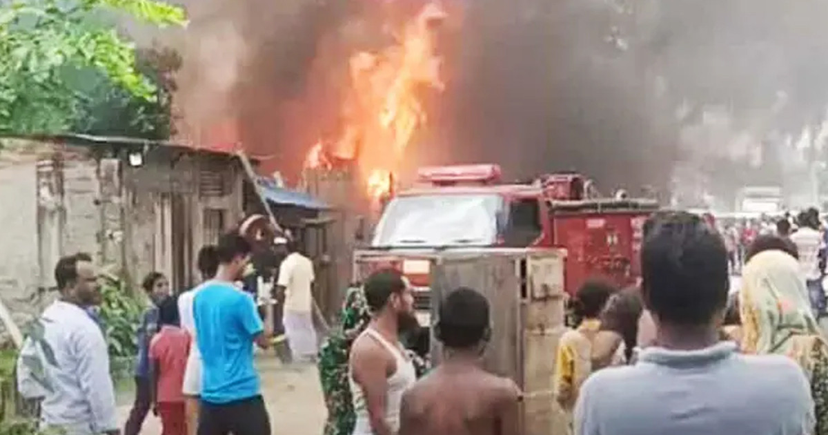 নারায়ণগঞ্জ বন্দরে তুলার গোডাউনে আগুন