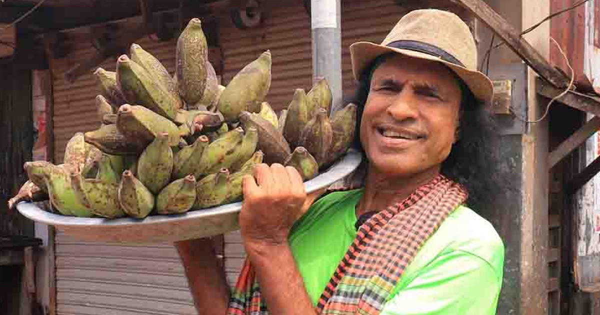 ‘বাজারে নিয়ে আসলাম, এই কলা নিবেন’