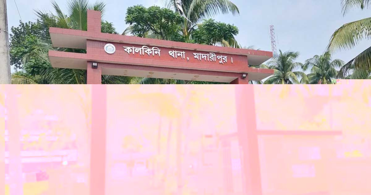 ৪ বছরের শিশু সন্তানের সামনে মাকে কুপিয়ে হত্যা!