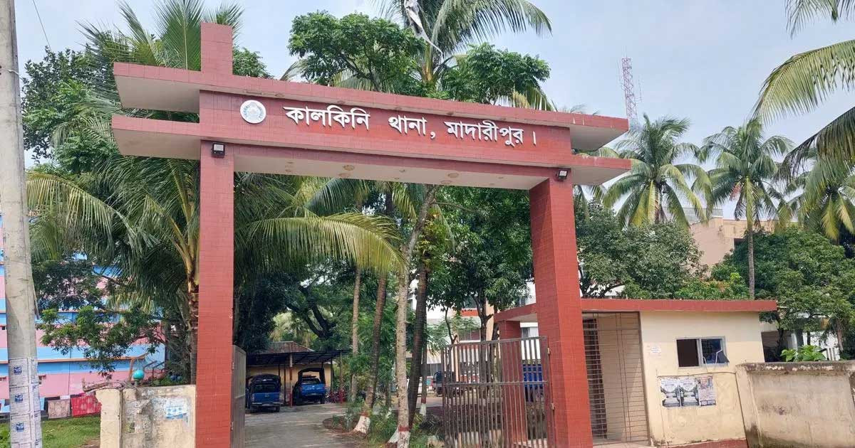 ৪ বছরের শিশু সন্তানের সামনে মাকে কুপিয়ে হত্যা!