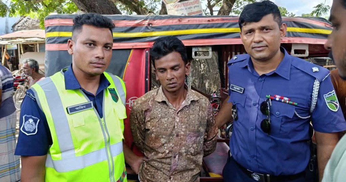 ঝিনাইদহে হাইওয়ে পুলিশের হাতে ইজিবাইকসহ ছিনতাইকারী আটক