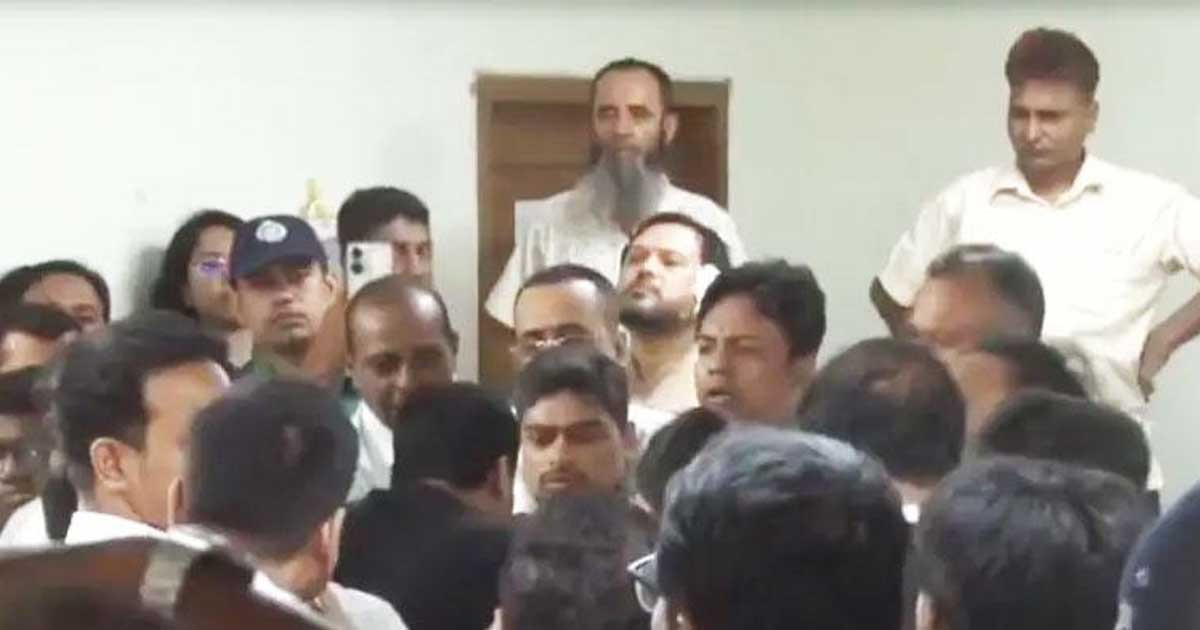 বিচারকের সামনেই এজলাসে সাংবাদিককে মারধর