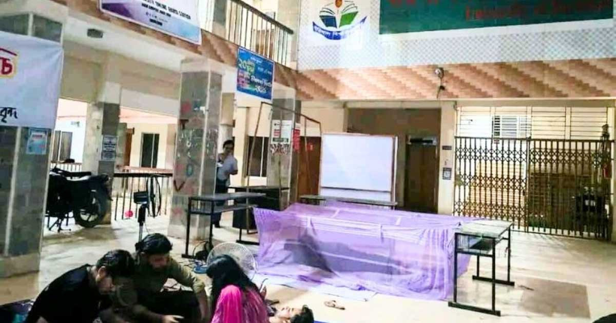 আমরণ অনশনে ববি শিক্ষার্থীরা, মশারি টানিয়ে রাত কাটালেন উপাচার্য