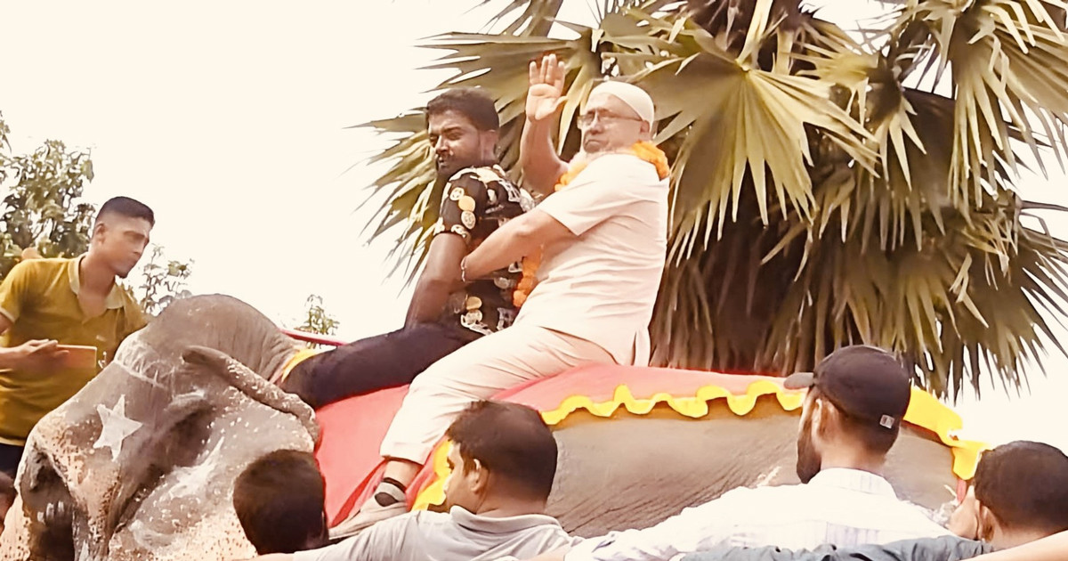শিক্ষকের বিদায় হাতির পিঠে চড়ে