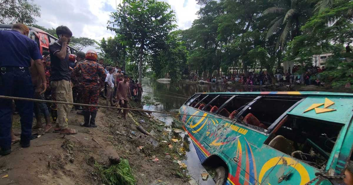 খালে পড়ে ডুবে গেল বাস, ঝরল ৫ প্রাণ