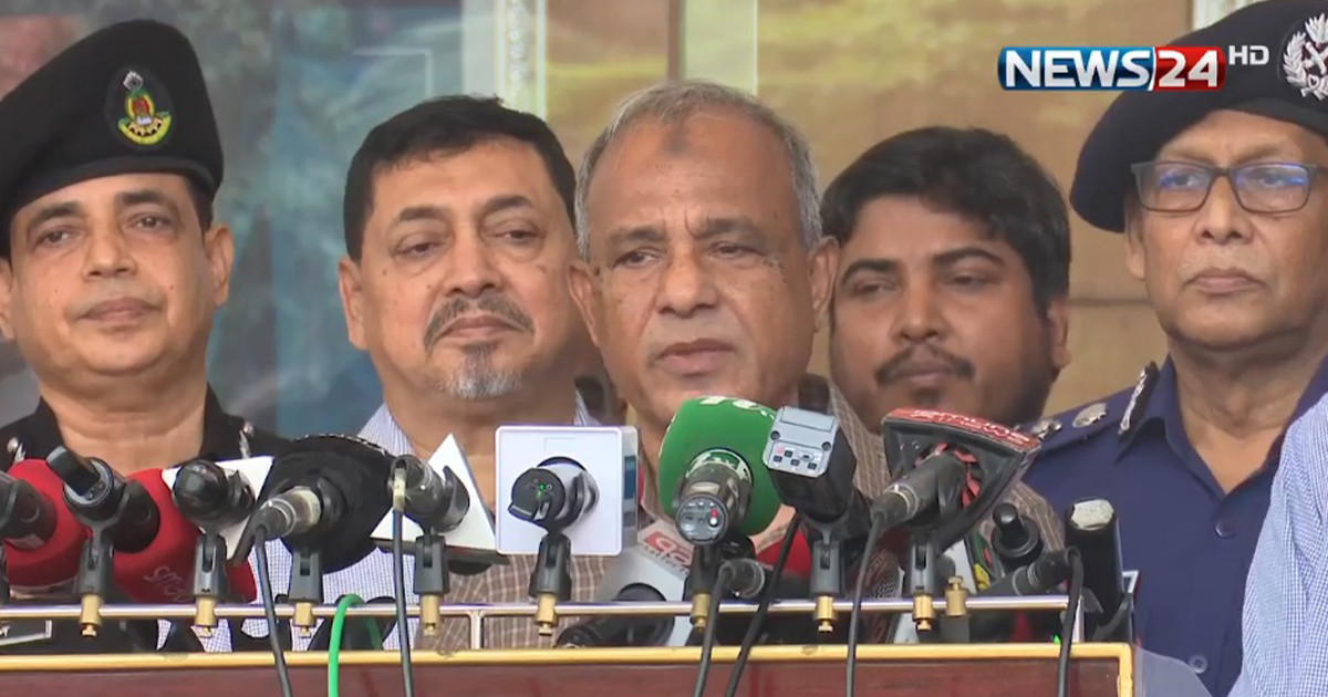 ‘রাজনীতিবিদদের তেল মারা বন্ধ করেন’