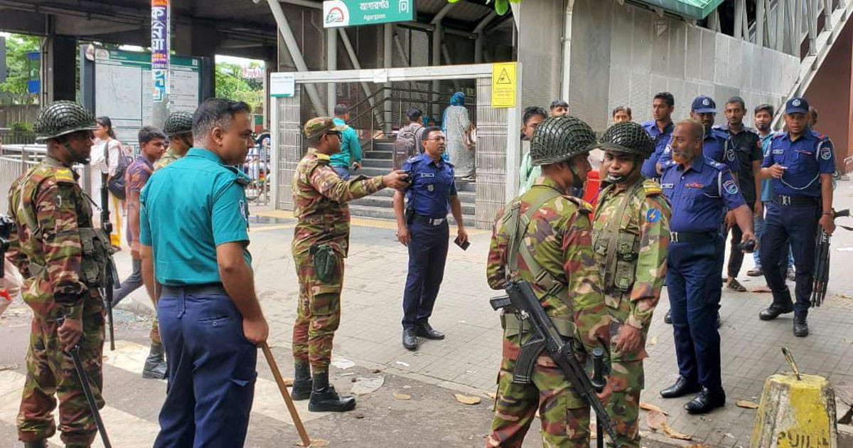 বিজয় সরণি ও আগারগাঁও মেট্রো স্টেশন এলাকায় অবৈধ দোকান উচ্ছেদে যৌথ বাহিনীর অভিযান