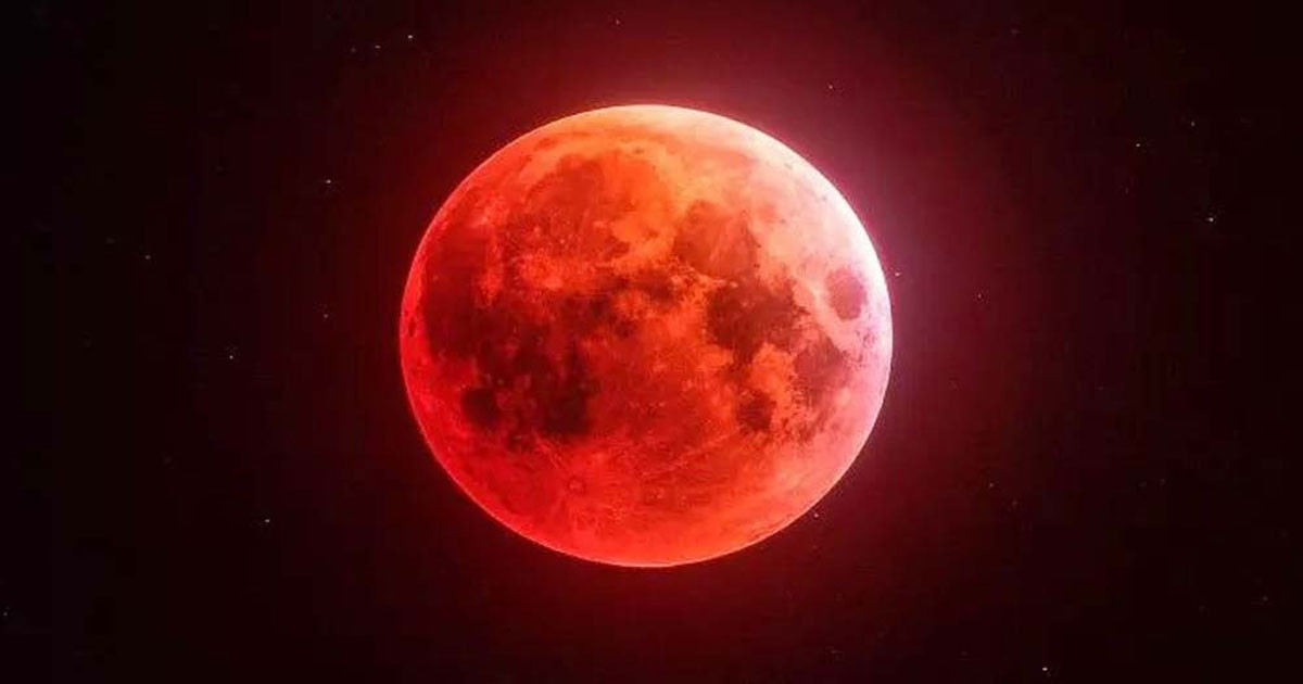 বাংলাদেশে চলছে পূর্ণ চন্দ্রগ্রহণ, রক্তিম রূপ ধারণ করেছে ‘চিরচেনা চাঁদ’ (ভিডিও)