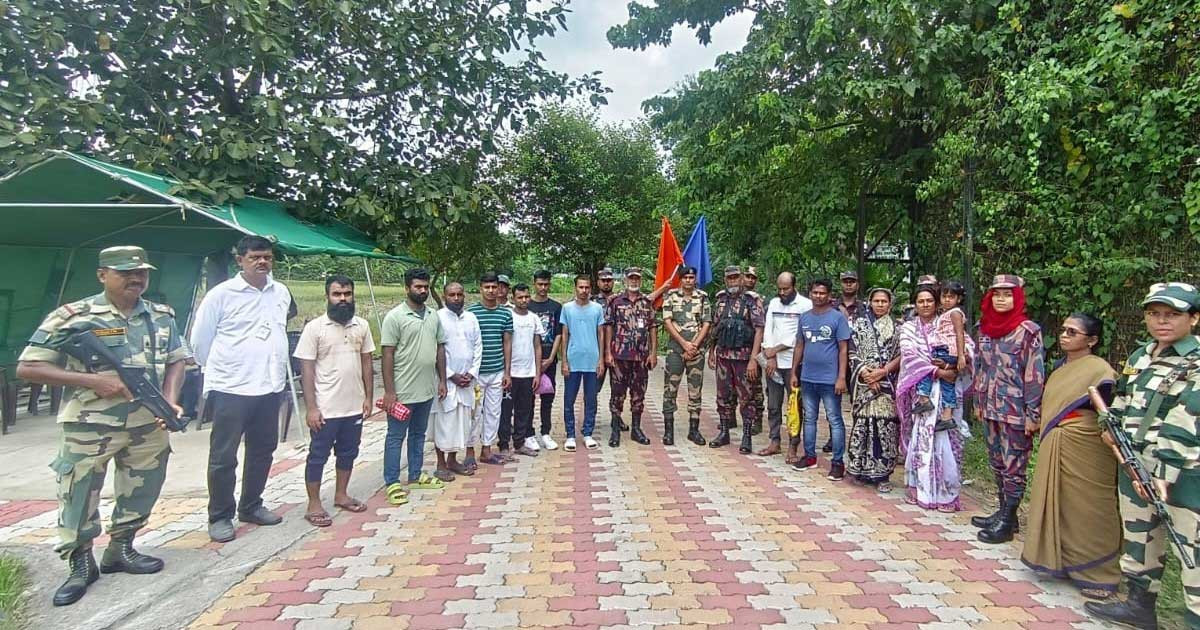 অনুপ্রবেশকারী ১২ বাংলাদেশিকে হস্তান্তর করল বিএসএফ