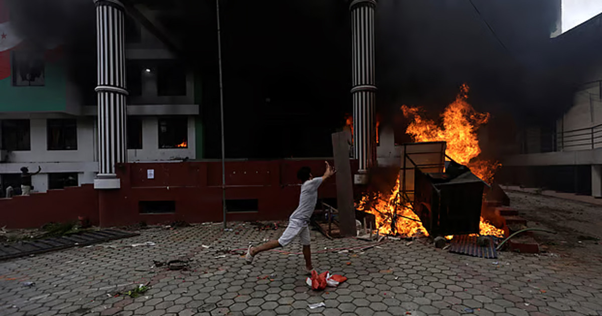 পদত্যাগের পর কে পি শর্মার বাড়িতে আগুন, মন্ত্রীদের সরিয়ে নিচ্ছে সেনাবাহিনী