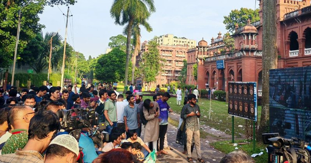সরাসরি এলইডি স্ক্রিনে দেখানো হচ্ছে ডাকসুর ভোট গণনা