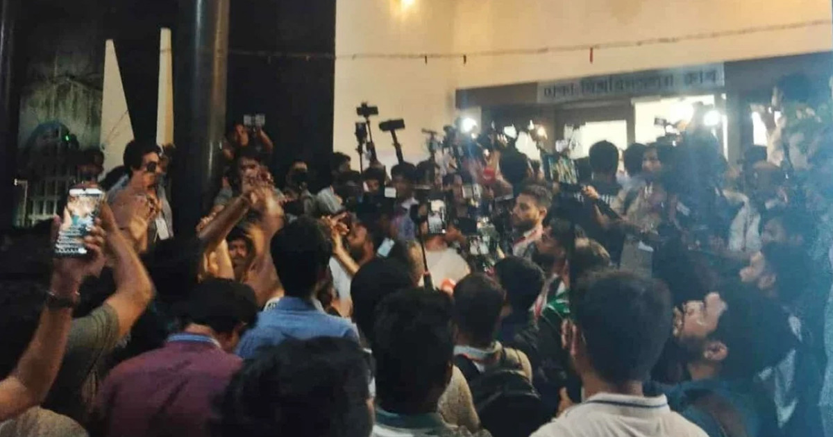 নির্বাচনে কারচুপির অভিযোগ তুলে ছাত্রদলের বিক্ষোভ