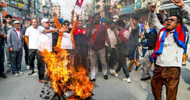 নেপালে সাবেক প্রধানমন্ত্রীর বাড়িতে বিক্ষোভকারীদের আগুন