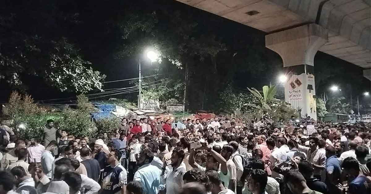 চলছে ফলাফল প্রকাশ, শাহবাগে ছাত্রদল-শিবিরের পাল্টাপাল্টি স্লোগান