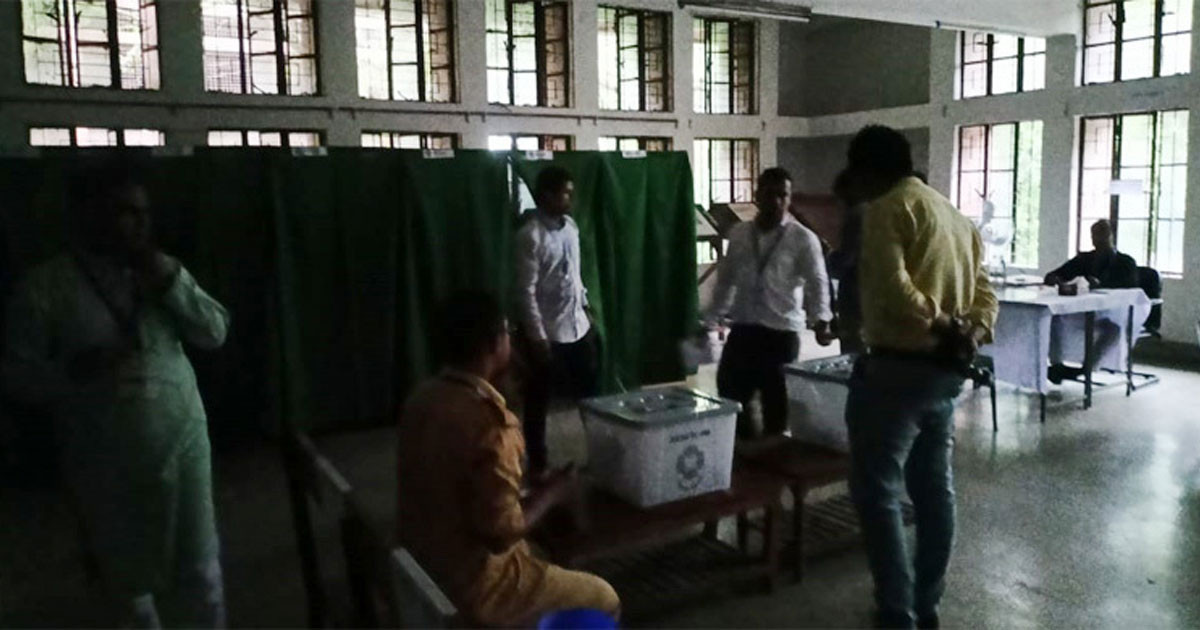 বিদ্যুৎ নেই, অন্ধকারেই চলছে ভোটগ্রহণ