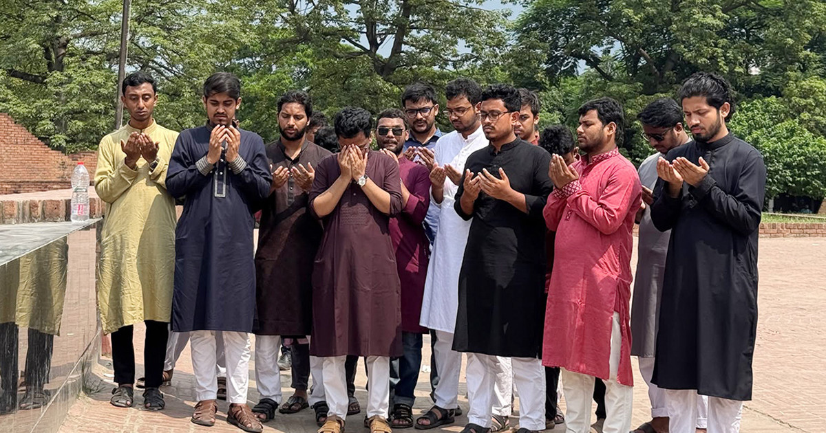 রায়েরবাজারে একাত্তরের শহীদদের প্রতি ডাকসু নেতাদের শ্রদ্ধা