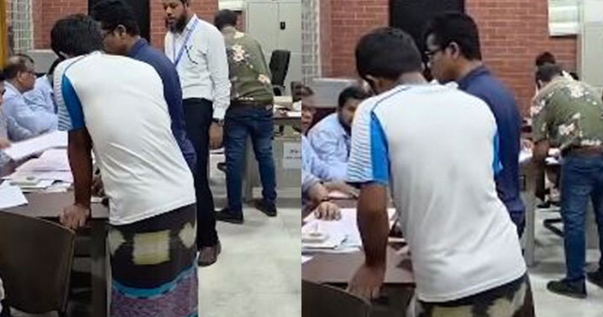 জাকসু নির্বাচনে লুঙ্গি পরে ভোট দেওয়ার ভিডিও ভাইরাল