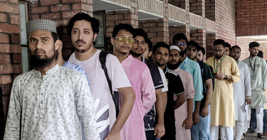 জাকসুর ভোটগ্রহণ চলছে, বাইরে লম্বা লাইন