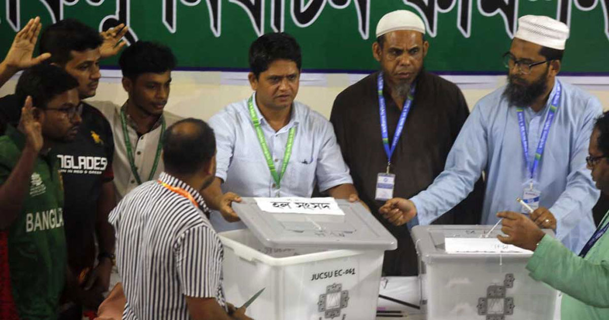 সারা রাত ধরে চলে ভোট গণনা, জাকসুর ফলাফল কখন?