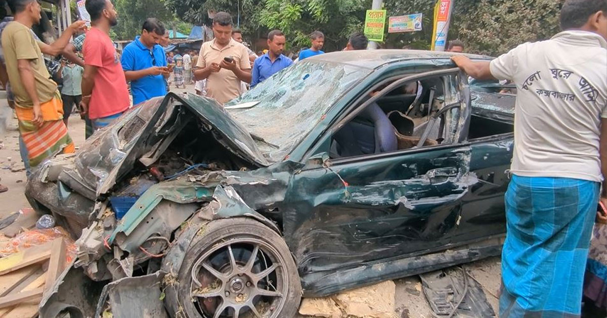 প্রাইভেট কার নিয়ন্ত্রণ হারিয়ে দোকানের ধাক্কা, পথচারী নিহত