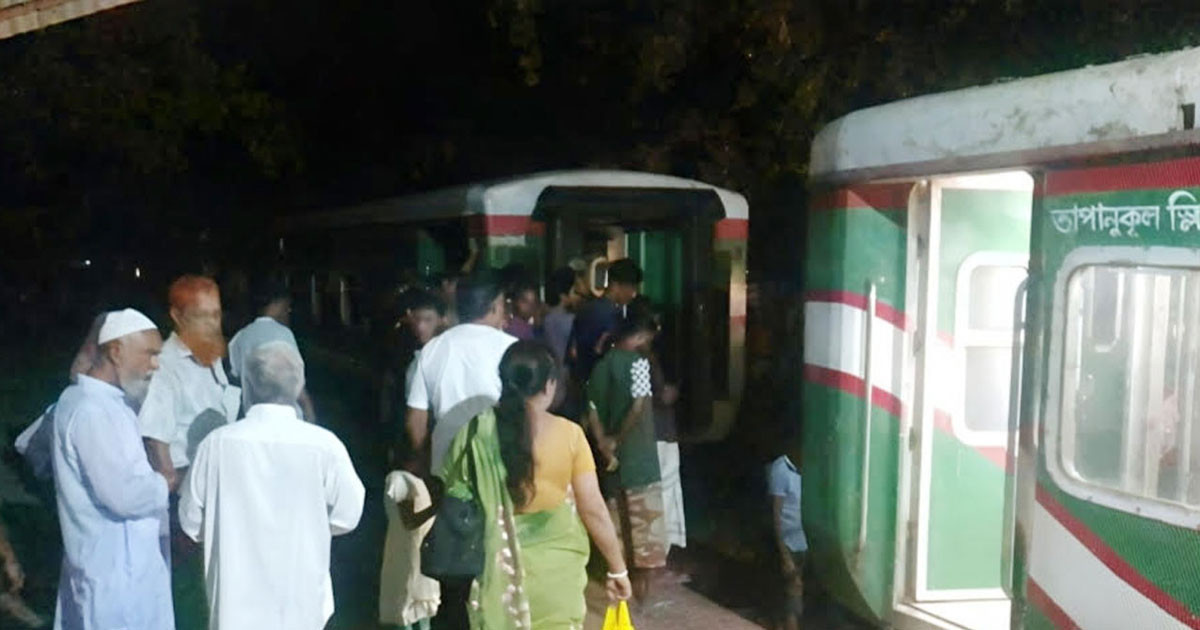 গাইবান্ধায় ট্রেনের বগি বিচ্ছিন্ন, অল্পের জন্য দুর্ঘটনা থেকে রক্ষা
