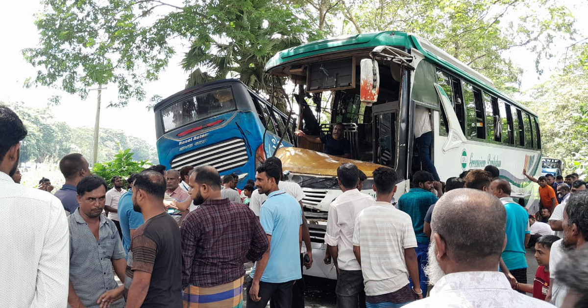 ঢাকা-বরিশাল মহাসড়কে দুই বাসের মুখোমুখি সংঘর্ষে আহত ১৫