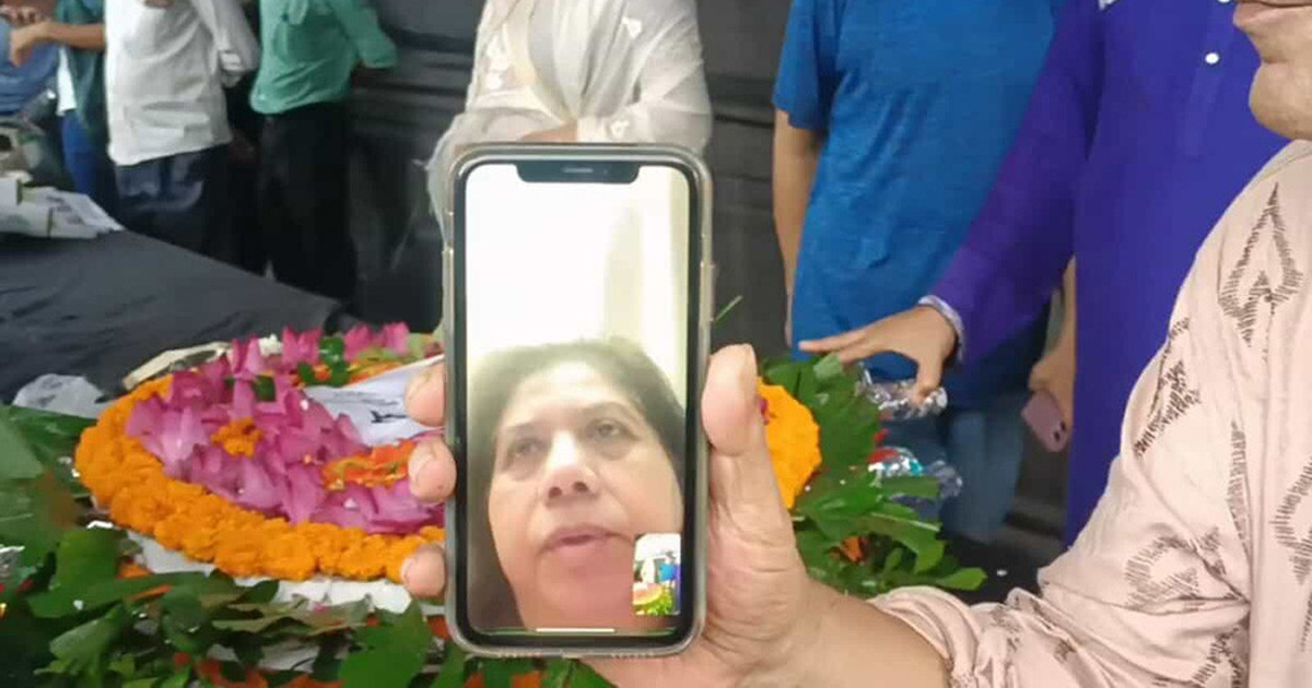 ভিডিও কলে ফরিদা পারভীনকে শেষ শ্রদ্ধা জানালেন রুনা লায়লা