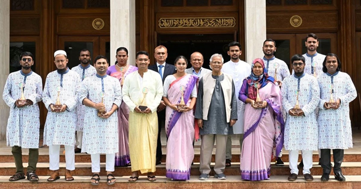 ১২ তরুণকে ‘ইয়ুথ ভলান্টিয়ার অ্যাওয়ার্ড’ প্রদান করলেন প্রধান উপদেষ্টা