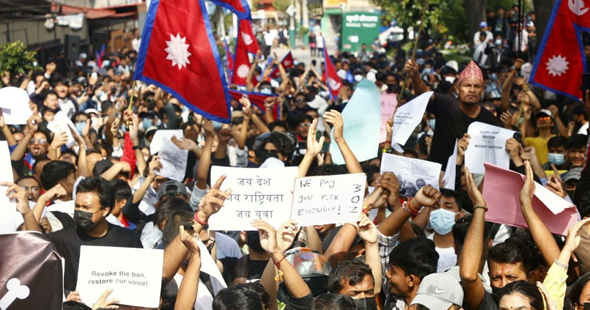 যে কারণে আবারও উত্তাল নেপাল