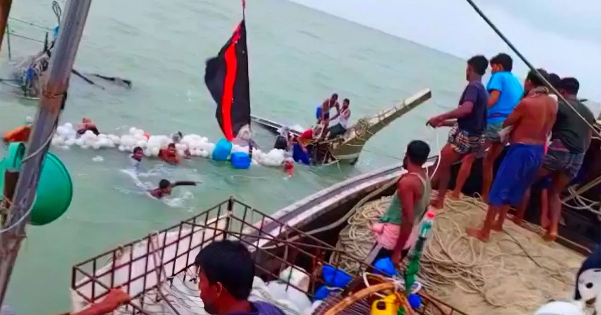 বঙ্গোপসাগরে জলদস্যুদের হামলায় ট্রলারডুবি, ভেসে প্রাণে বাঁচলেন ১৮ জেলে