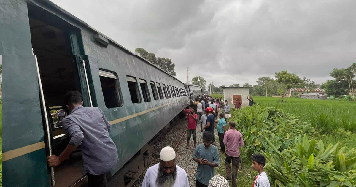 রংপুরে যাত্রীবাহী ৬ বগি লাইনচ্যুত, ট্রেন চলাচল বন্ধ