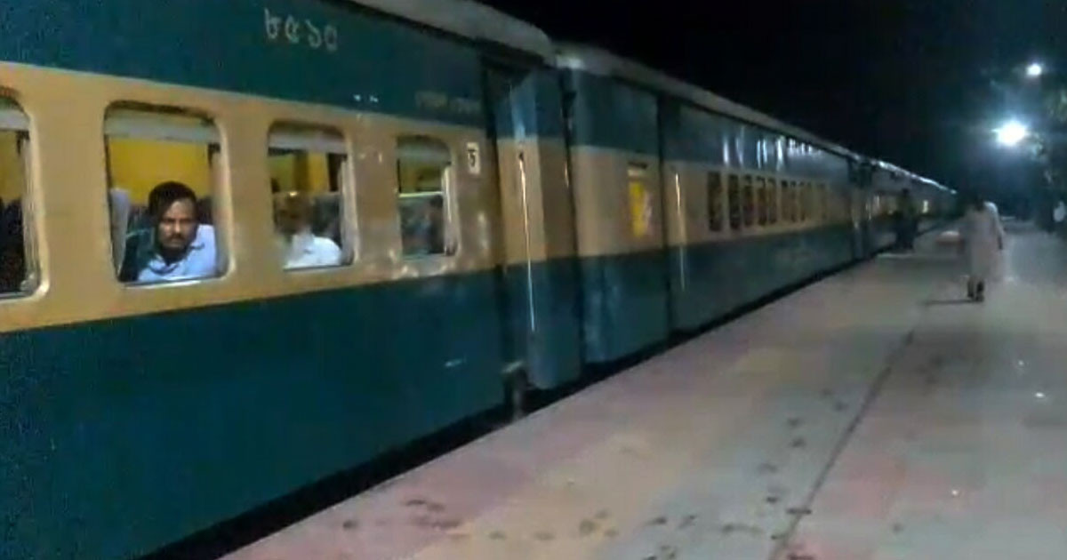 গাইবান্ধা-বামনডাঙ্গা স্টেশনে আটকা ৩ ট্রেন, রংপুর অঞ্চলের ট্রেন চলাচল বন্ধ