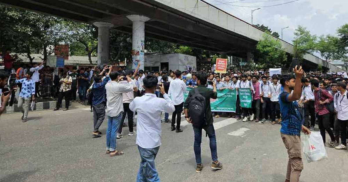 কারিগরি শিক্ষার্থীদের সড়ক অবরোধ, যান চলাচল বন্ধ