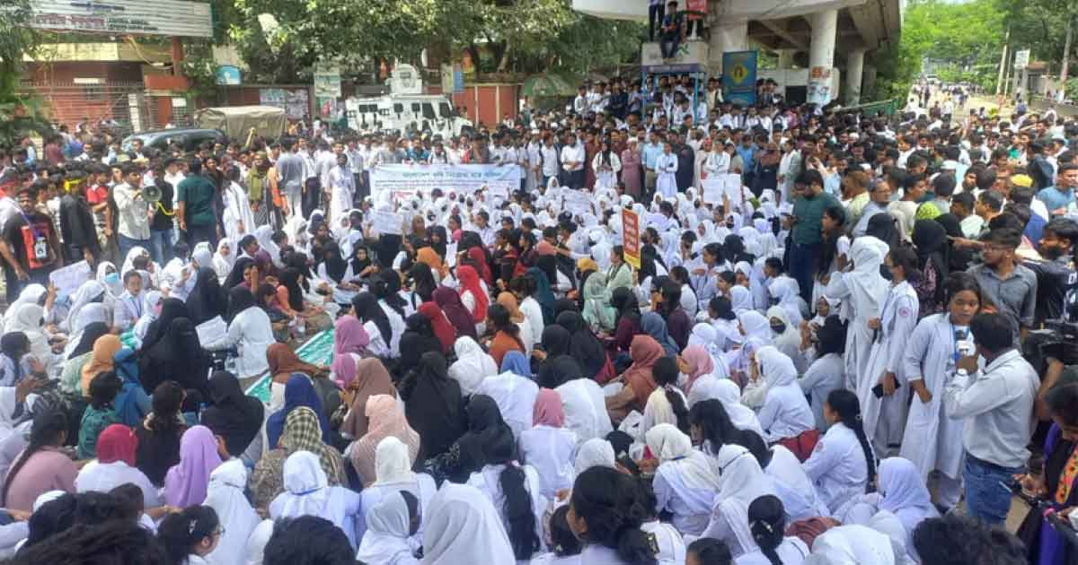 কারিগরি শিক্ষার্থীদের আন্দোলনে সংহতি জানিয়ে ছুটে গেলেন শিক্ষকরাও