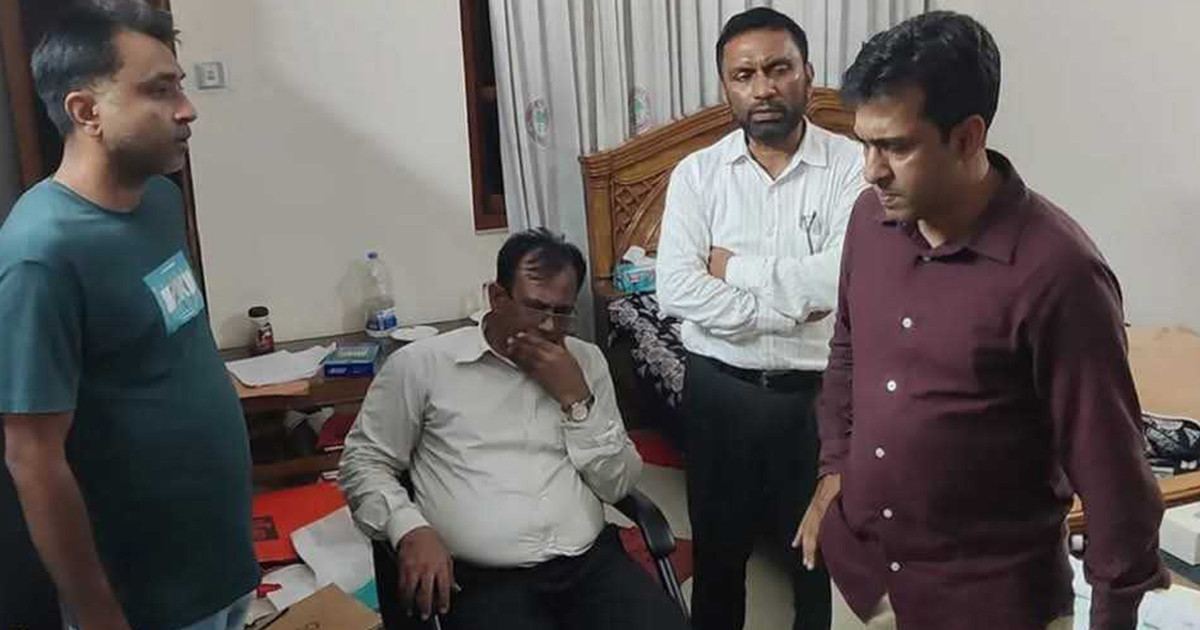 রাতে পালানোর সময় আটক হলেন ১৭ বিয়ে করা সেই বন কর্মকর্তা