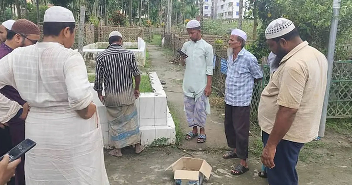 দাফনের সময় আচমকাই নড়ে উঠলো ‘মৃত নবজাতক’, মুহূর্তে ভিডিও ভাইরাল