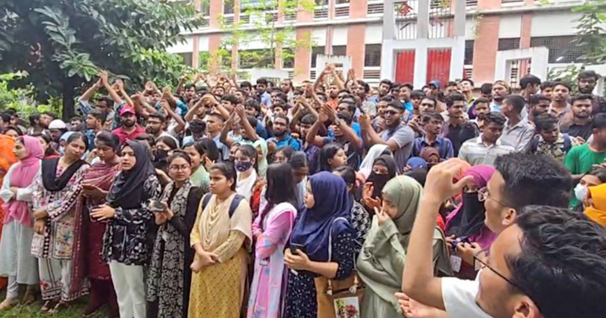 সাত কলেজ ঘিরে নতুন সংকট, ফের আন্দোলনে শিক্ষার্থীরা