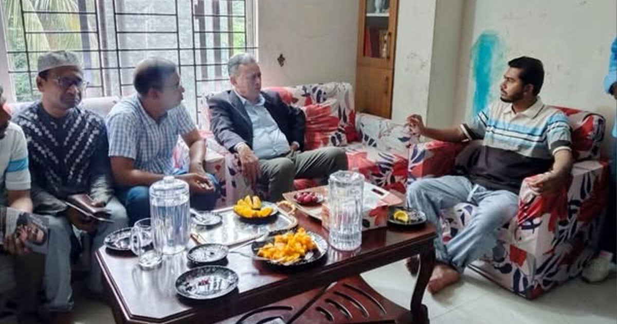 নূরের খোঁজখবর নিতে বাসায় গেলেন বিএনপি নেতা আমির খসরু
