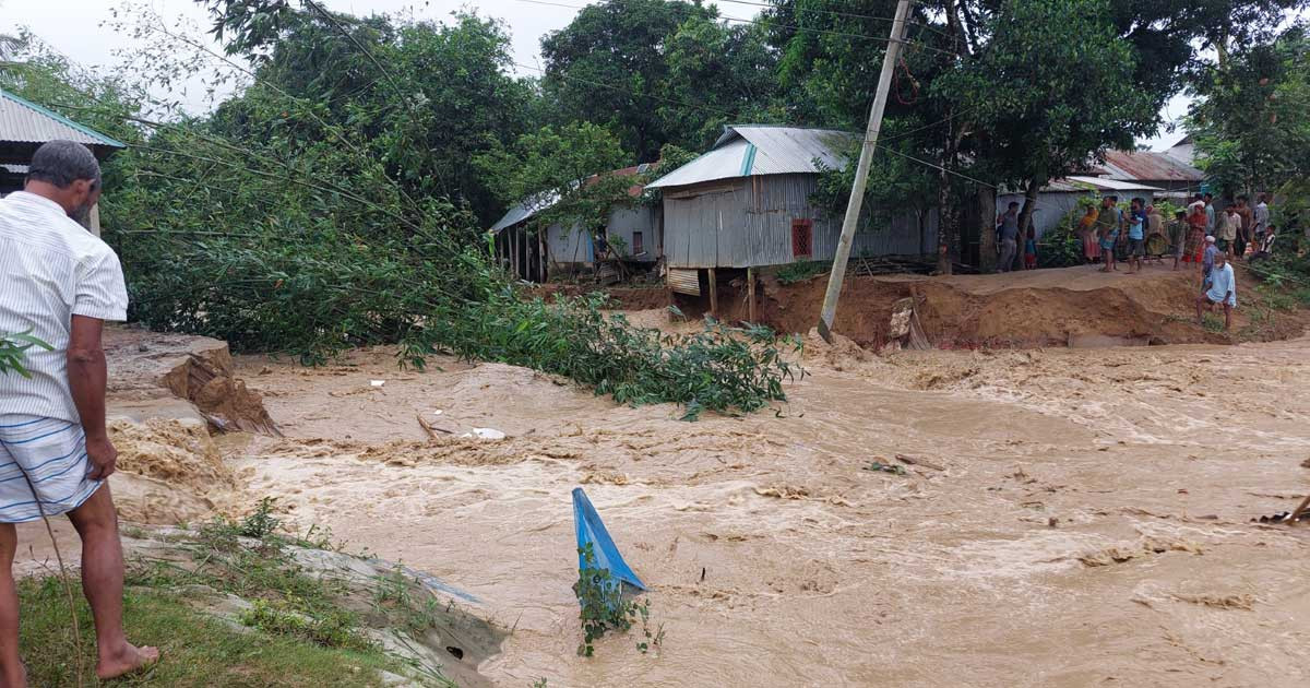 শেরপুরে পাহাড়ি ঢলের পানিতে মহারশি নদীর বাঁধ ভেঙে নিম্নাঞ্চল প্লাবিত