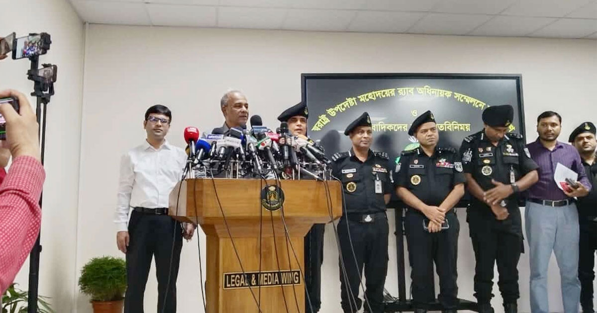 দুর্গাপূজা ঘিরে পার্শ্ববর্তী দেশ মিথ্যাচার করছে: স্বরাষ্ট্র উপদেষ্টা