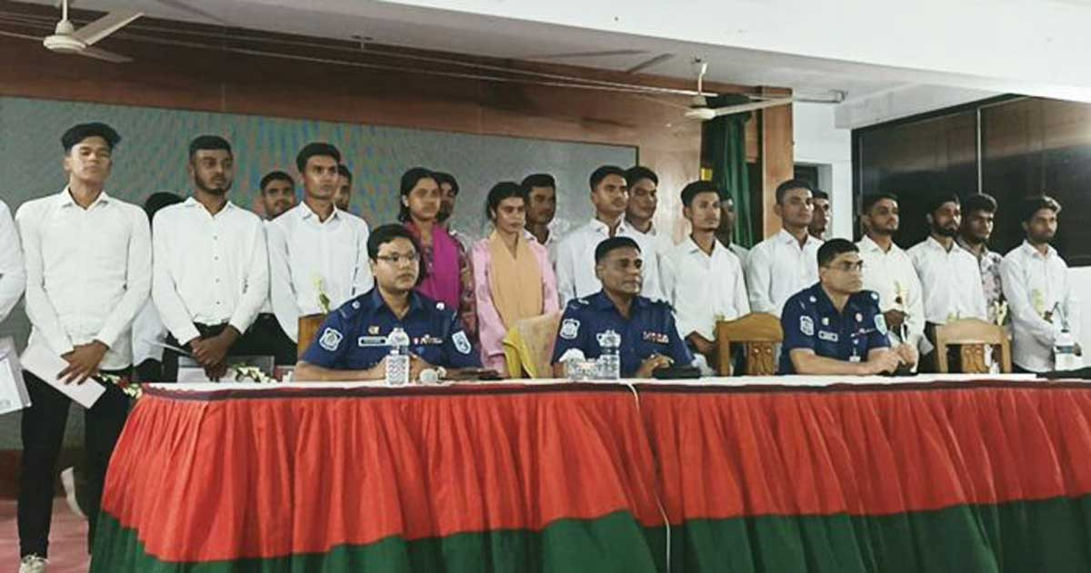 ১২০ টাকায় পুলিশে চাকরি!