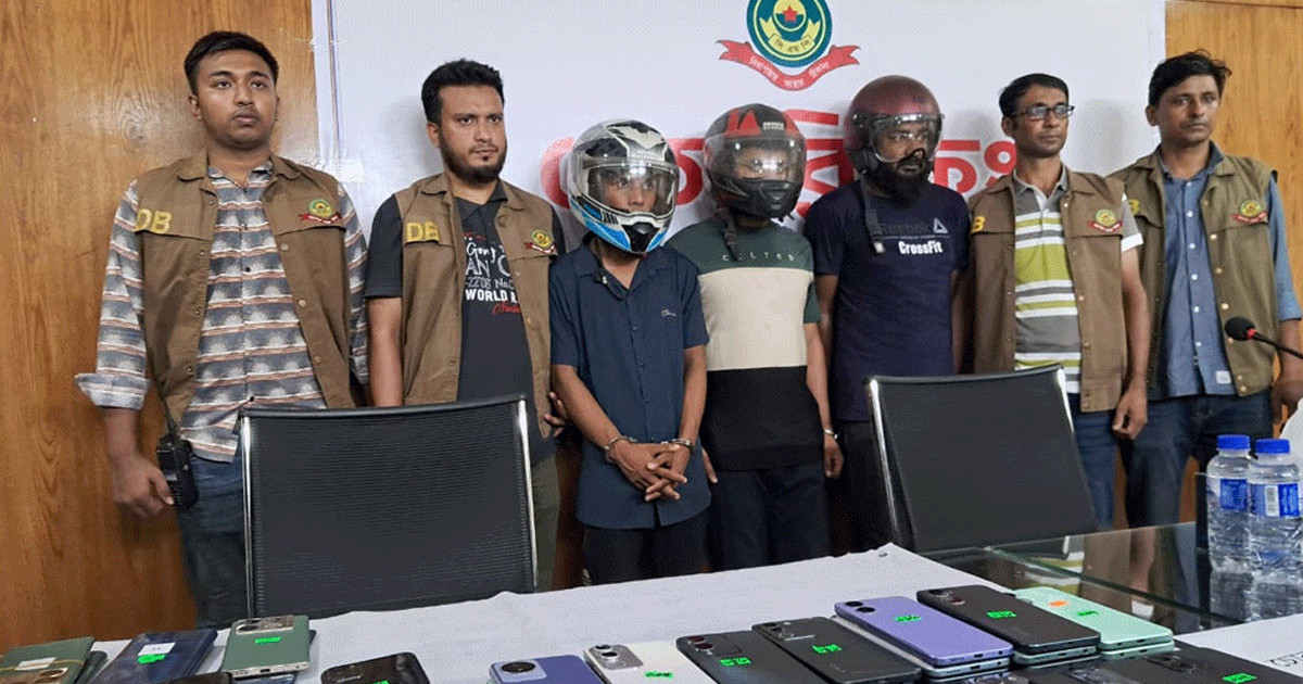 একটি মোবাইলের খোঁজে নেমে ১৪৮ চোরাই সামগ্রী উদ্ধার