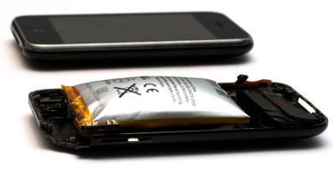 স্মার্টফোনের ব্যাটারি ফুলে যেতে পারে যেসব কারণে