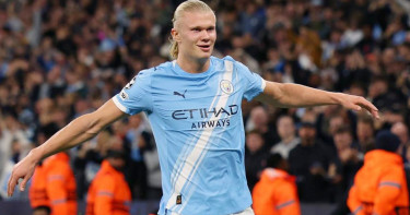 সিটির শুরু দাপুটে জয়ে, নাপোলি বিধ্বস্ত লাল কার্ডে