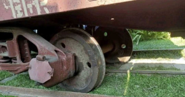 বিমানবন্দর এলাকায় সিমেন্ট বোঝাই ভ্যানে ধাক্কা দিয়ে ট্রেনের বগি লাইনচ্যুত