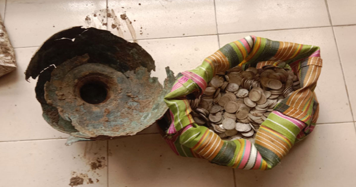 মাটি খুঁড়তে মিলল কলসভর্তি মুদ্রা