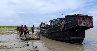 সন্দ্বীপে ট্রলারে বজ্রপাত, সাগরে ছিটকে পড়ে যুবক নিখোঁজ