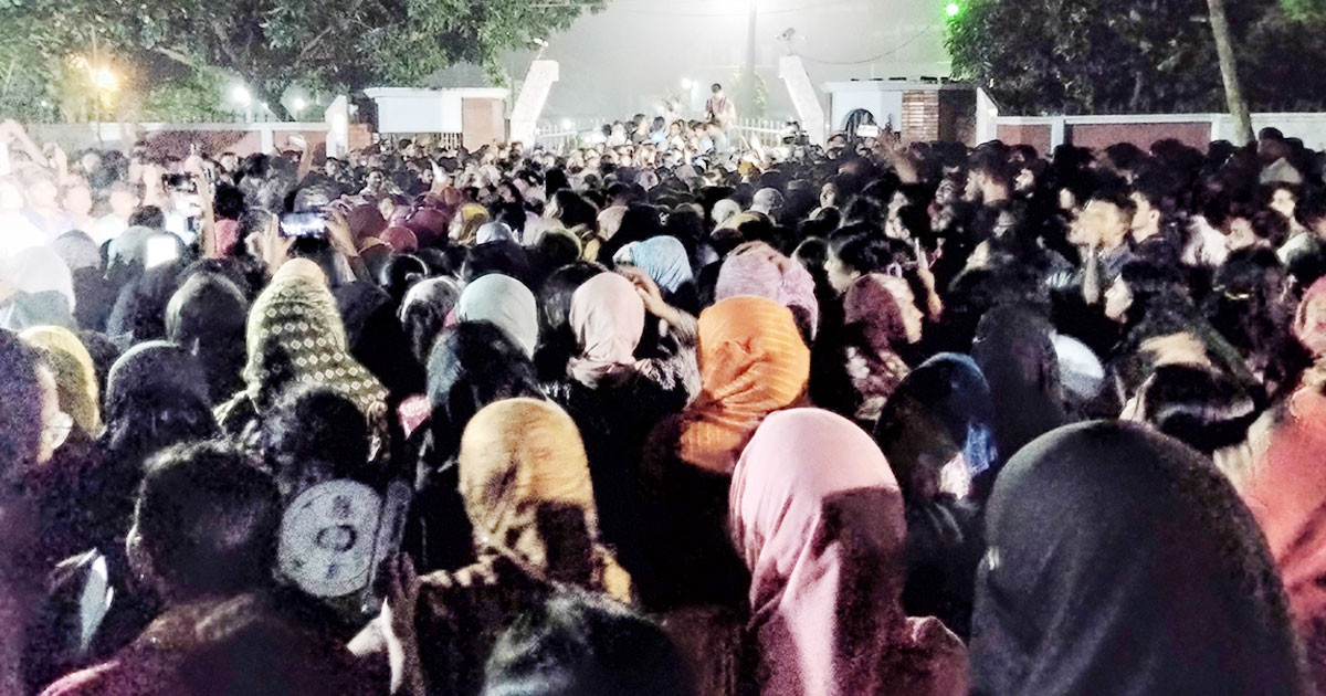 পোষ্য কোটা স্থগিতে শান্ত হননি শিক্ষার্থীরা, বাতিলের দাবিতে অনড়