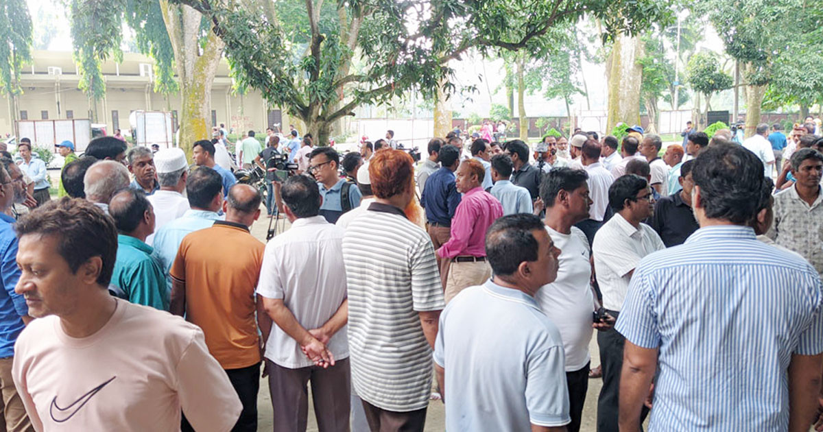 এবার পোষ্য কোটার দাবিতে রাবি শিক্ষক-কর্মকর্তাদের কর্মবিরতি