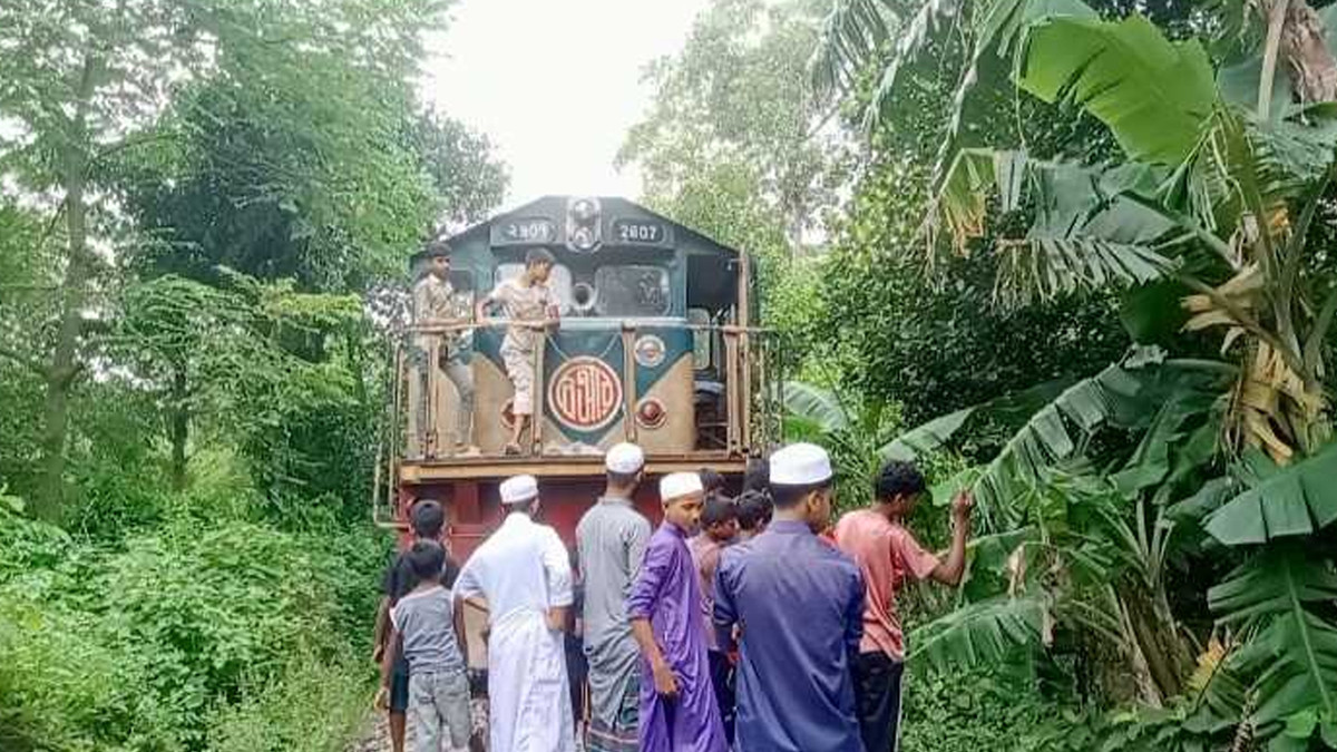 খোয়াই নদীর ব্রিজে আটকে গেল পারাবত এক্সপ্রেসের ইঞ্জিন